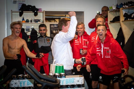 Brommapojkarnas tränare Christer Mattiasson jublar med