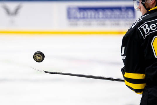 AIKs Zion Nybeck trixar med puck