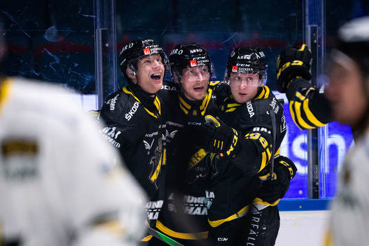 AIKs Richard Gynge jublar efter2-1 med Axel Wemmenborn och
