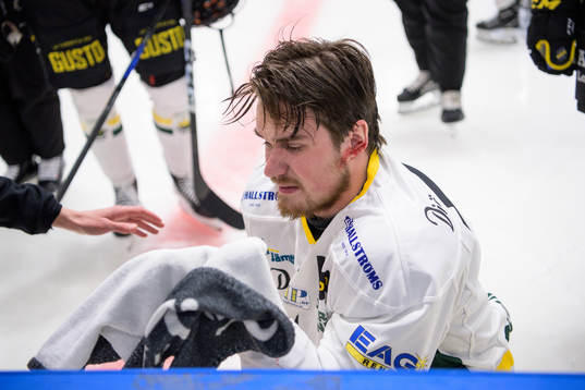 Östersunds Albin Runesson blöder
