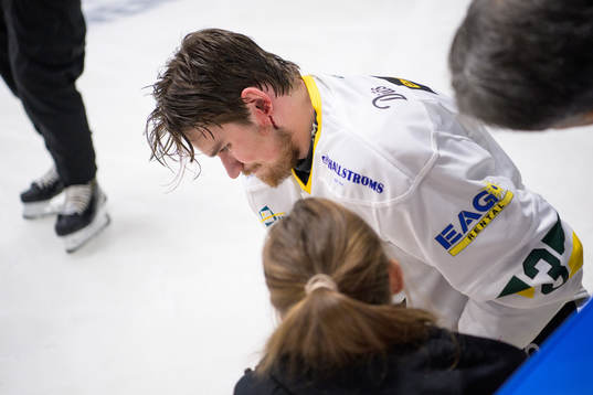 Östersunds Albin Runesson blöder
