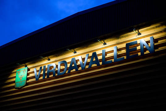 Exteriör vy av Virdavallens ishall före ishockeymatchen i