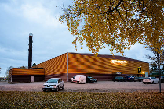 Exteriör vy av Virdavallens ishall före ishockeymatchen i