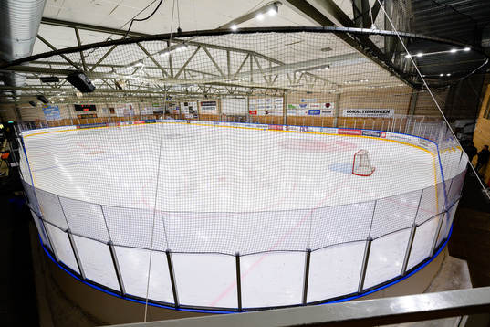 Interiör vy från Virdavallen ishall före ishockeymatchen