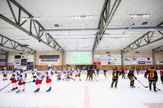 Båda lagen värmer upp före ishockeymatchen i