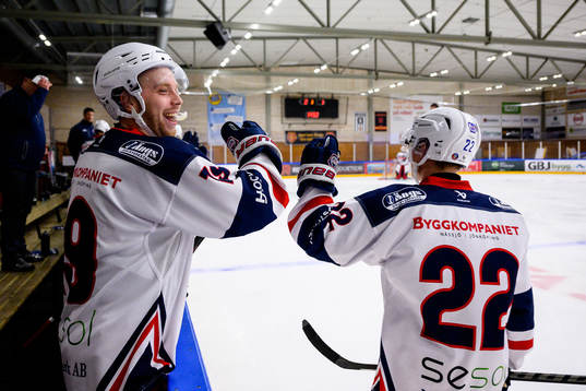 Nässjös Herman Ärleskog och William Svensson jublar