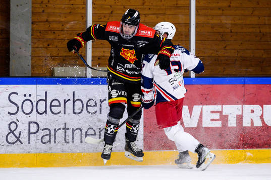 Alvestas Johan Zöllner tacklar Nässjös Oscar Josefsson