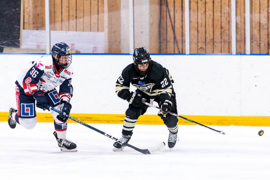 Linköpings Emilie Kruse Johansen och SDEs Hannah Clayton
