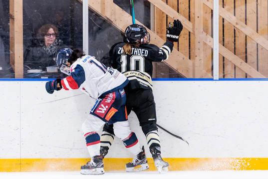 Linköpings Haruka Toko och SDEs Julie Zwarthoed