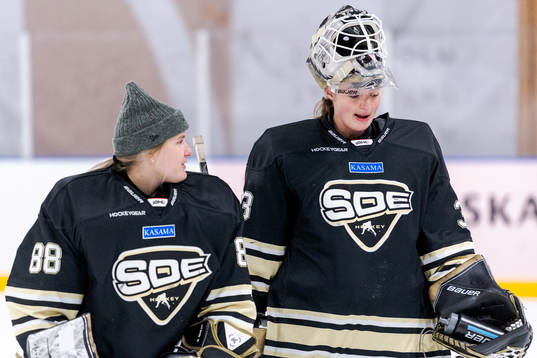 SDEs målvakt Viktorie Svejdova och Lindsey Post