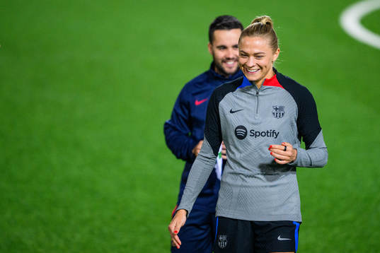 Head coach Jonatan Giraldez and Fridolina Rolfö