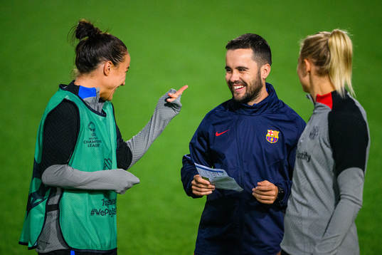 Lucy Bronze, head coach Jonatan Giraldez and Fridolina