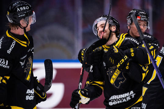 AIKs Jacob McGrew jublar med Thimo Nickl