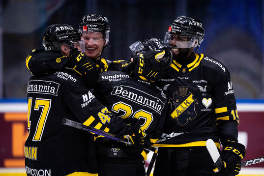 AIKs Jacob McGrew jublar med Eric Norin, Thimo Nickl och