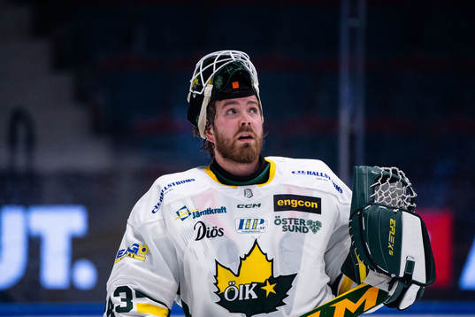 Östersunds målvakt Samu Perhonen deppar