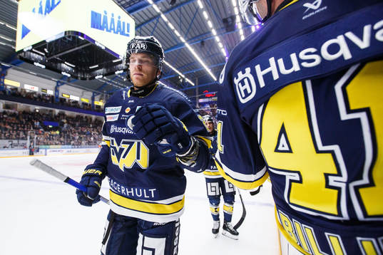 HV71s Joonas Nättinen jublar