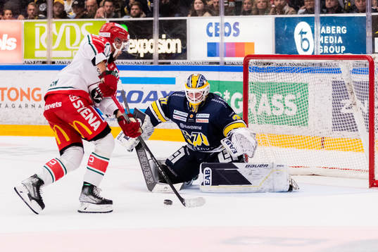 Frölundas Jacob Nilsson och HV71s målvakt Jonas Gunnarsson