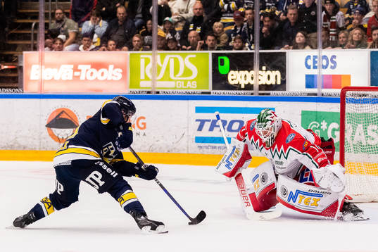 HV71s Andy Miele och Frölundas målvakt Lars Johansson