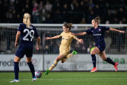Irene Paredes of Barcelona and Karin Lundin of FC Rosengård