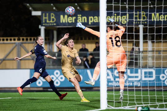 Ria Noora Minerva Öling and goalkeeper Teagan Micah of FC