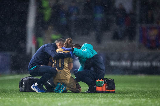 Caroline Graham Hansen of Barcelona receives medical