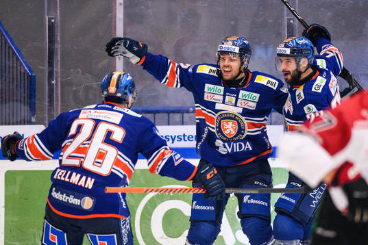 Växjös Manuel Ågren och Tobias Rieder jublar
