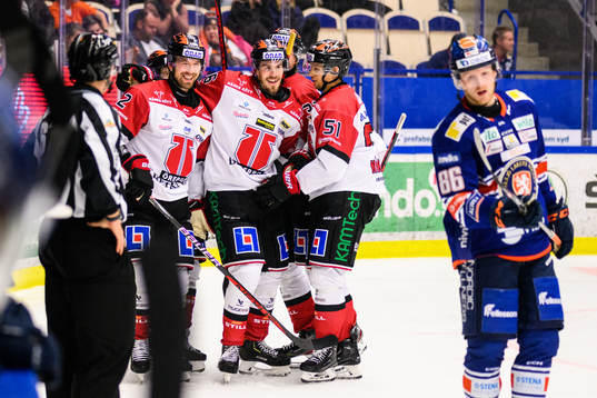 Örebros Emil Larsson jublar