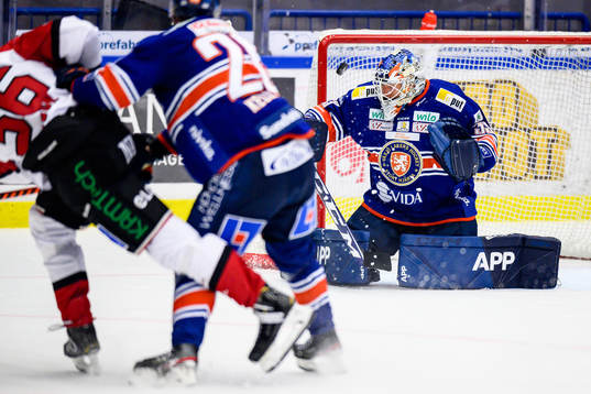 Örebros Emil Larsson gör mål 1-3 bakom Växjös målvakt