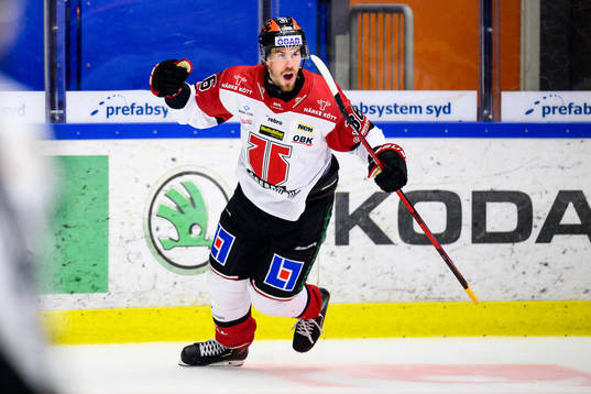 Örebros Emil Larsson jublar