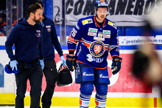 Växjös Joel Kellman får hjälp av isen av Växjös
