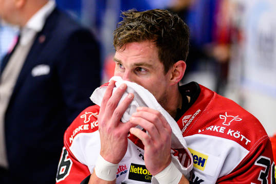 Örebros Emil Larsson blöder