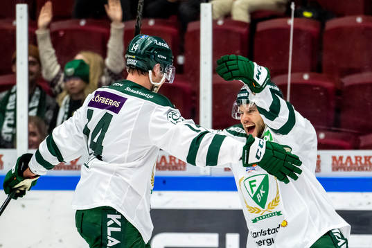 Färjestads Victor Ejdsell  och Theodor Lennström  jublar