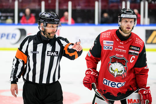 Domare Marcus Linde och Malmö Redhawks Carl Söderberg