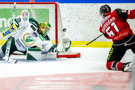 Färjestads målvakt Dennis Hildeby  räddar Malmö