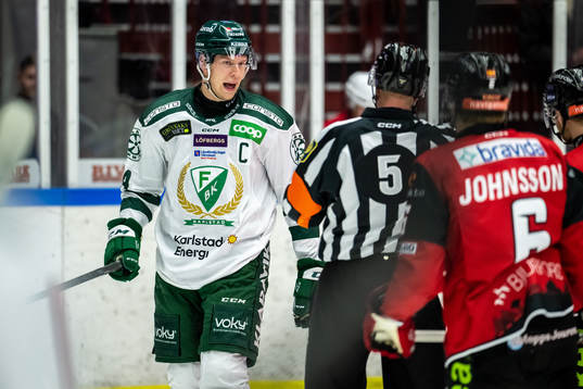 Färjestads Victor Ejdsell  reagera på ett domslut