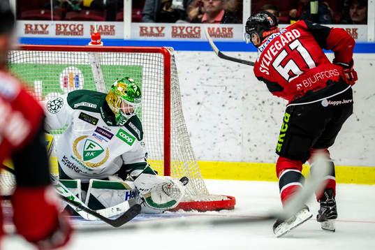Färjestads målvakt Dennis Hildeby räddar Malmö Redhawks
