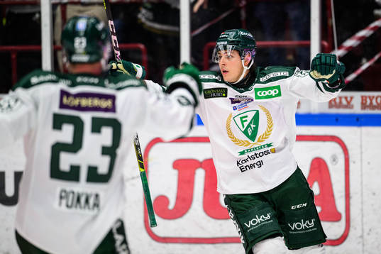 Färjestads Max Lindroth jublar