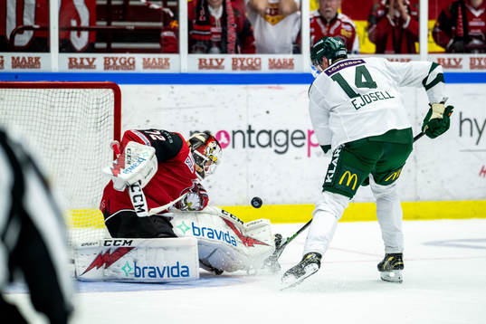Malmö Redhawks målvakt Daniel Marmenlind räddar