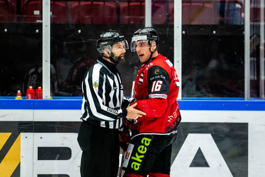 Linjedomare Anders Jansson samspråk med Malmö Redhawks