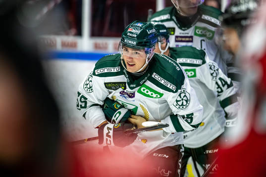 Färjestads Max Lindroth jublar