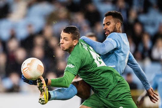 goalkeeper Anthony Moris of Union SG and Isaac Kiese Thelin