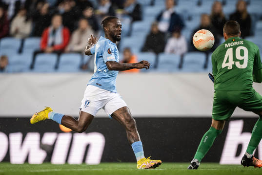 Mohammed Buya Turay of Malmö and goalkeeper Anthony Moris