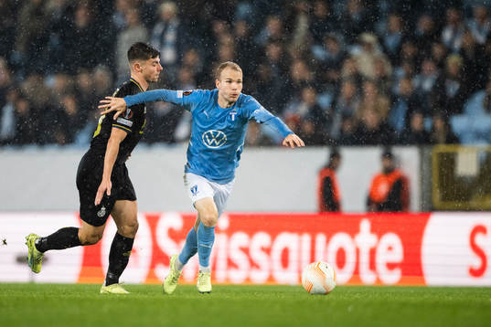 Dante Vanzeir of Union SG and Oscar Lewicki of Malmö