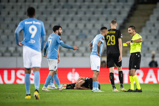 Sergio Pena of Malmö and referee