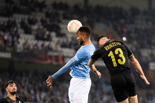 Isaac Kiese Thelin of Malmö and Dante Vanzeir of Union SG