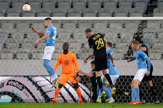 Dennis Hadžikadunic and goalkeeper Ismael Diawara of Malmö