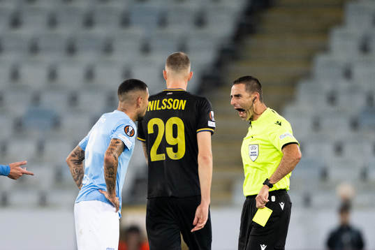 Referee Roi Reinshreiber and Sergio Pena of Malmö