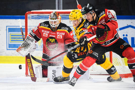 Luleås målvakt Joel Lassinantti och Julius Honka mot