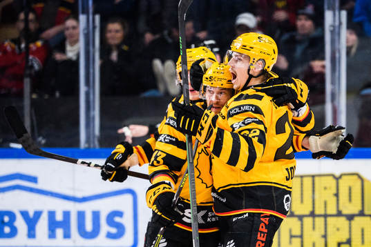 Skellefteås Filip Sandberg jublar med Jonathan Johnsson