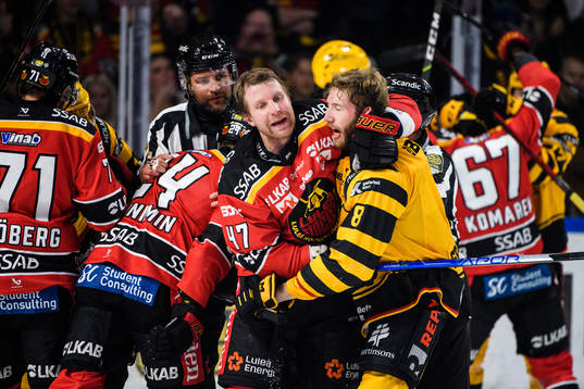 Luleås Leo Komarov och Skellefteås Petter Granberg bråkar